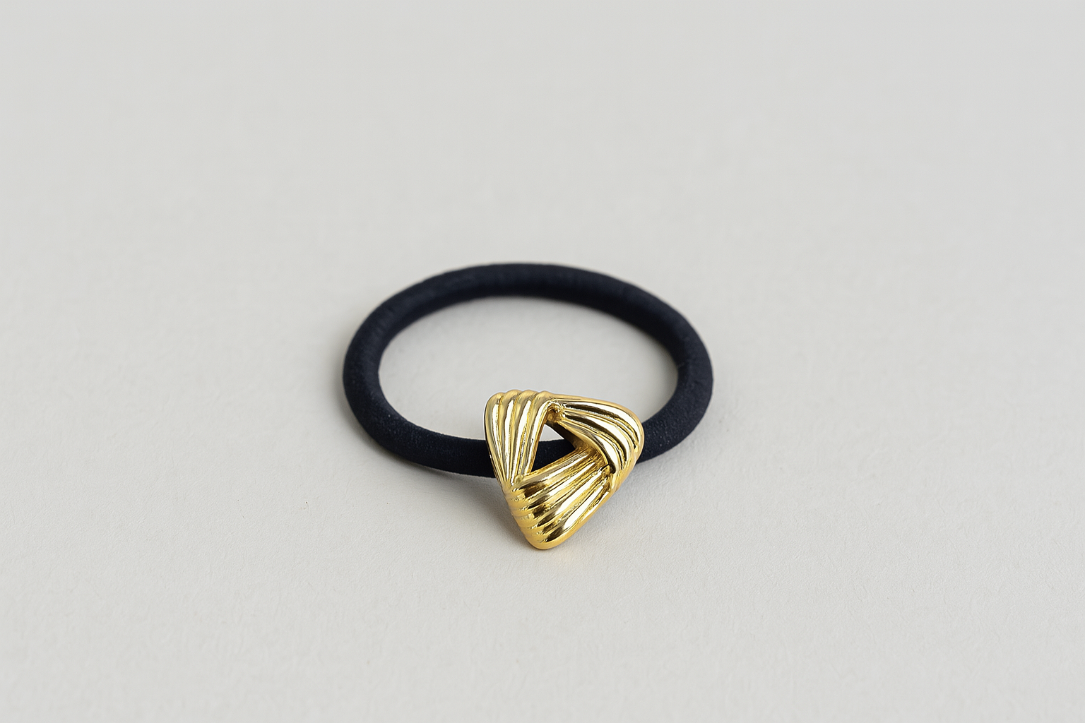 TrioTwist – Sculpted Shell Gold Hair Loop