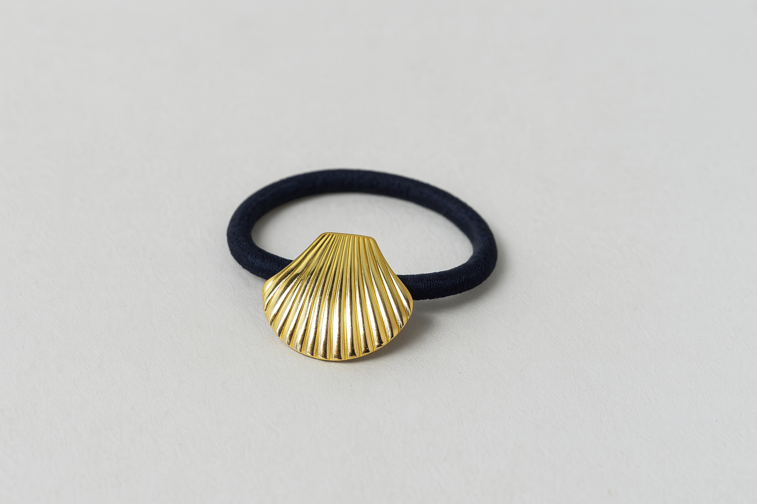 Marina Gold – Shell Charm Hair Loop